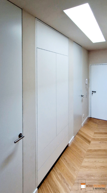 Flurmöbel | Integrierte Wandgarderobe