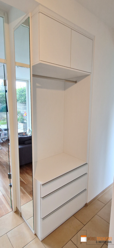 Flurmöbel | schlichte weiße Garderobe