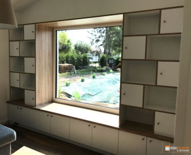 Wohnraum | Bücherregal mit Blick in den Garten